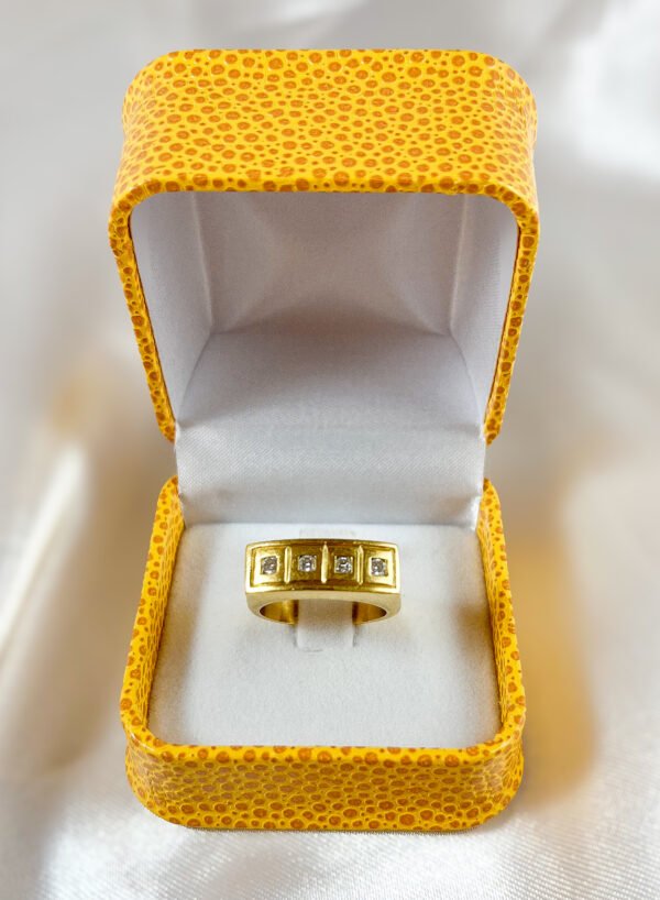 Anillo de oro amarillo cuadrado con diamantes 2