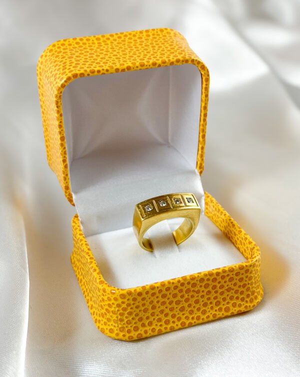 Anillo de oro amarillo cuadrado con diamantes 3