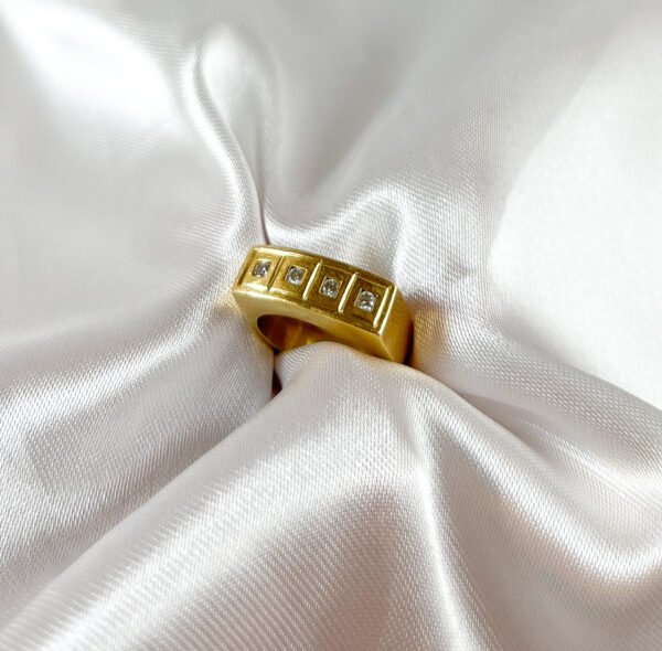 Anillo de oro amarillo cuadrado con diamantes 4