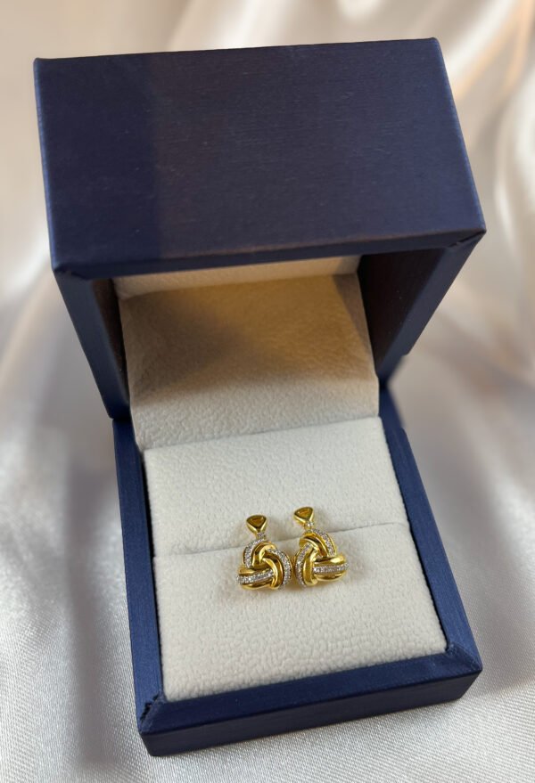 Aros de oro amarillo en roseta con diamantes 3