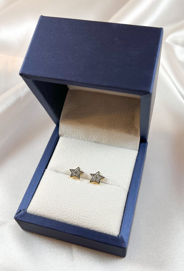 aros de oro amarillo en forma de estrellas 2
