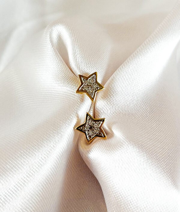 aros de oro amarillo en forma de estrellas 3