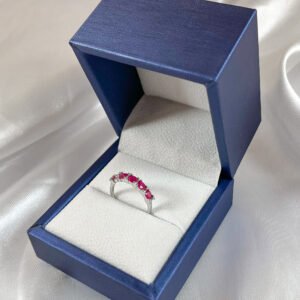 Anillo de oro blanco con diamantes y rubís