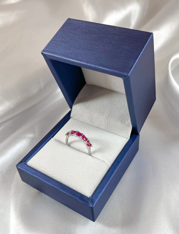 Anillo de oro blanco con diamantes y rubís