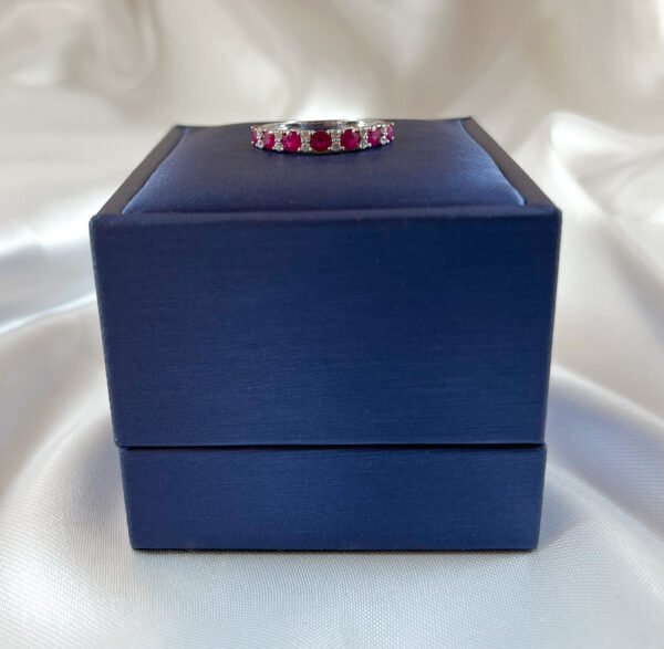 Anillo de oro blanco con diamantes y rubís 3