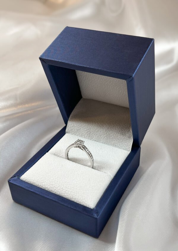 Anillo de oro blanco con diamantes 2