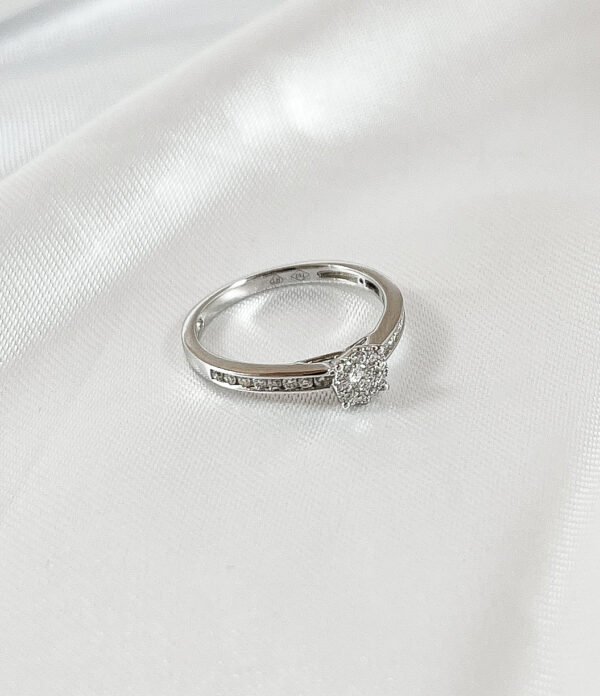 Anillo de oro blanco con diamantes 3