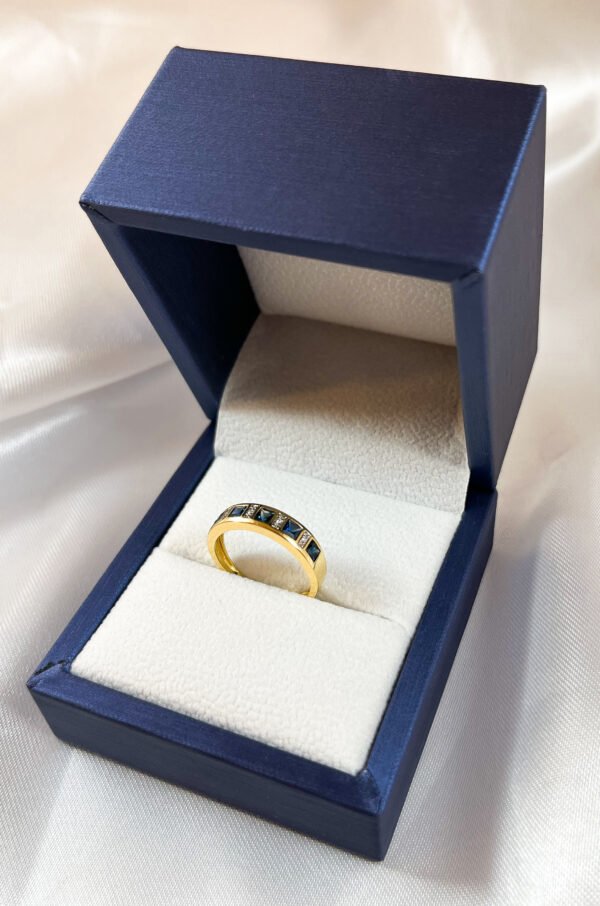 anillo de oro amarillo con diamantes y zafiros 2