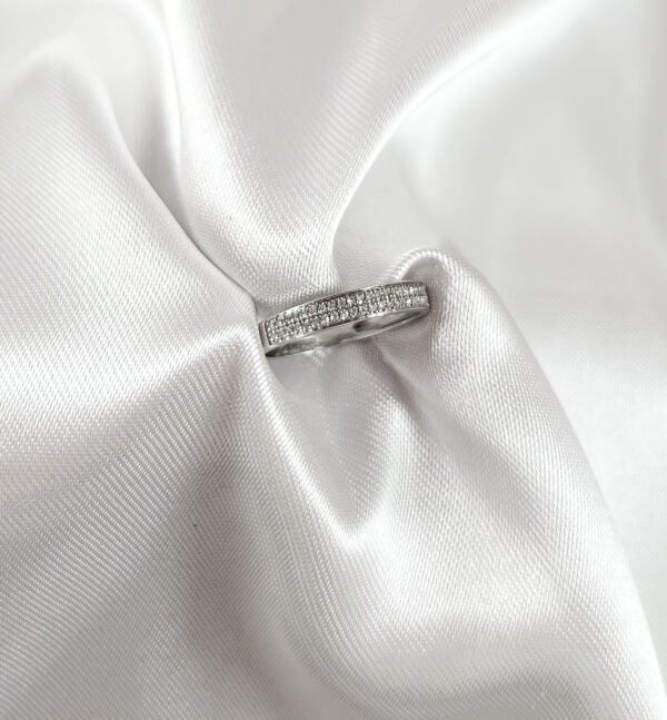 Anillo de oro blanco con doble corrida de diamantes 2