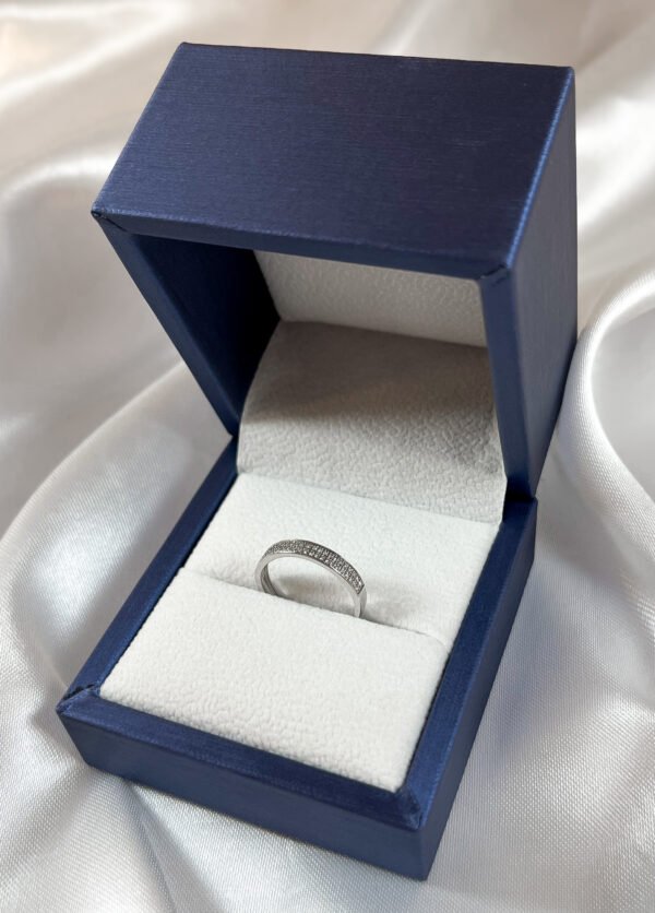Anillo de oro blanco con doble corrida de diamantes 3