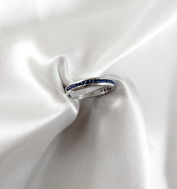Anillo de oro blanco con 17 zafiros 3