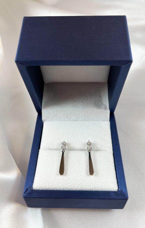 Aros de oro blanco con 2 diamantes