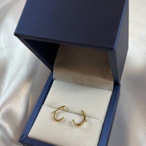 Aros de oro amarillo curvos con diamantes