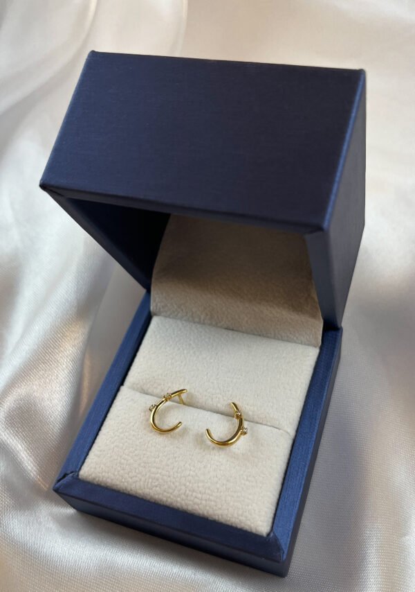 Aros de oro amarillo curvos con diamantes