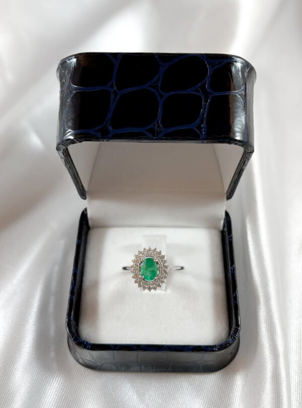 Anillo de oro blanco con diamantes y una esmeralda central 3