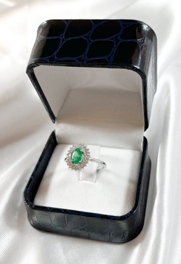 Anillo de oro blanco con diamantes y una esmeralda central 4