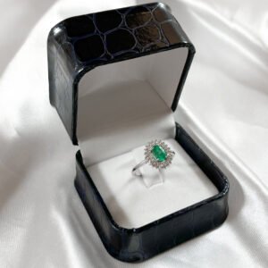 Anillo de oro blanco con diamantes y una esmeralda central