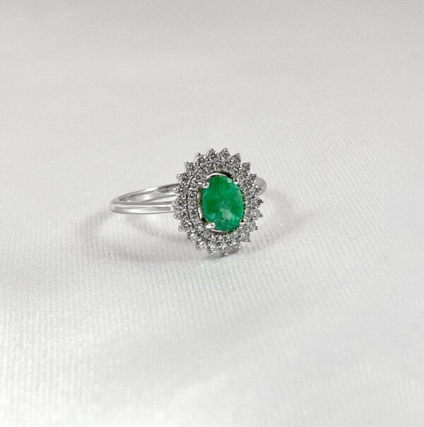 Anillo de oro blanco con diamantes y una esmeralda central 5