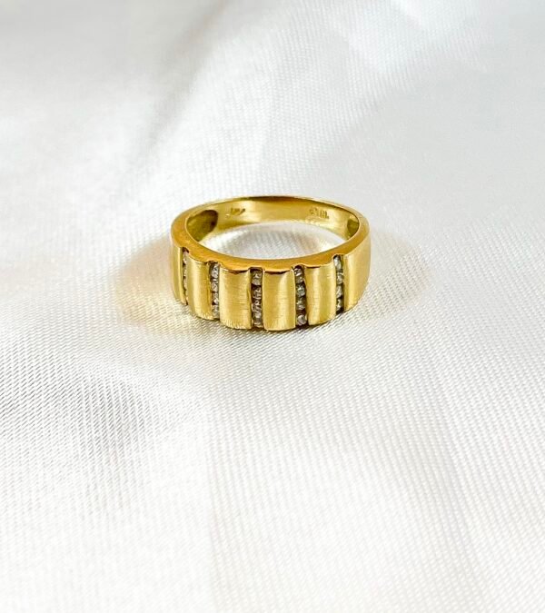 Anillo de oro amarillo con 20 diamantes