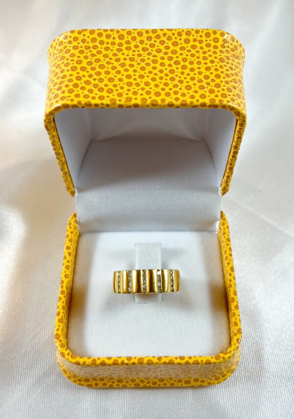 Anillo de oro amarillo con 20 diamantes 8