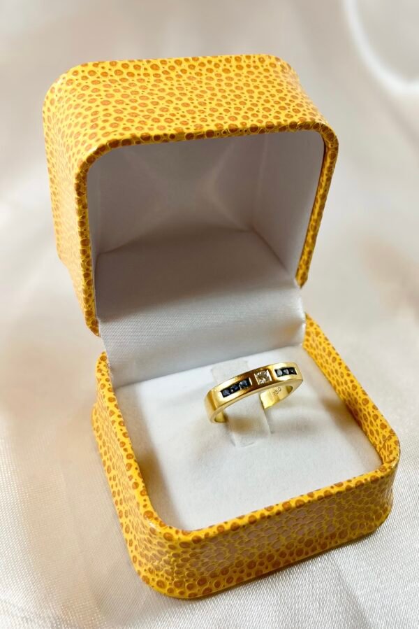 Anillo de oro amarillo con diamante central y zafiros 2