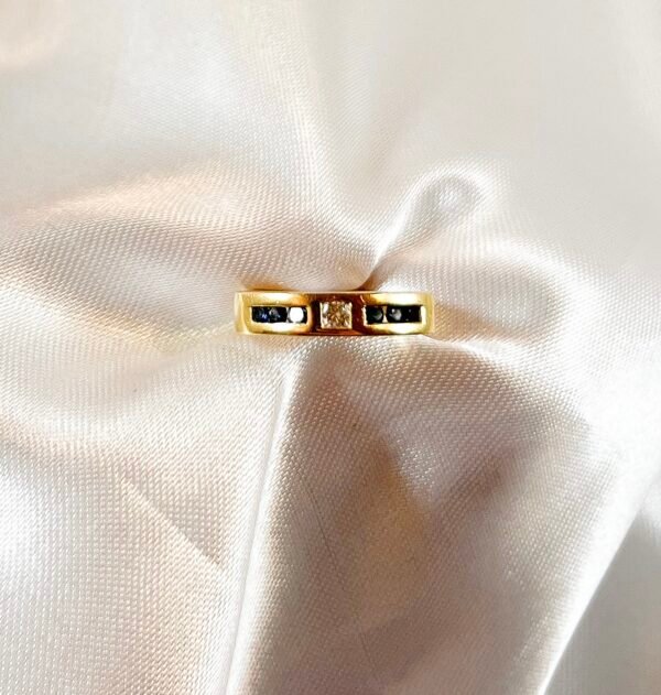 Anillo de oro amarillo con diamante central y zafiros 3