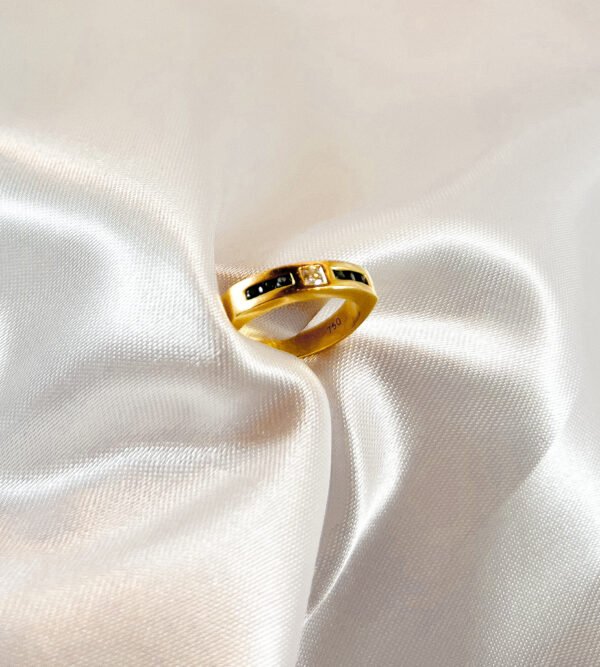 Anillo de oro amarillo con diamante central y zafiros 4