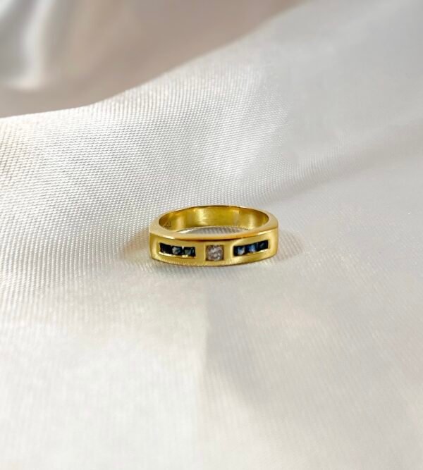Anillo de oro amarillo con diamante central y zafiros 5
