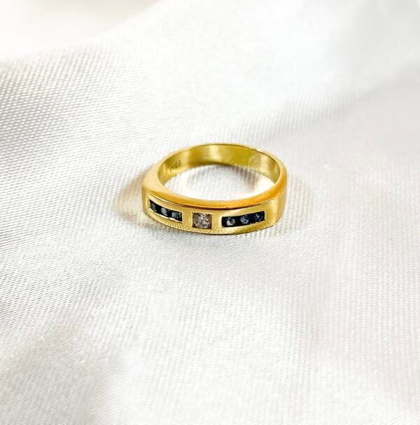 Anillo de oro amarillo con diamante central y zafiros 6