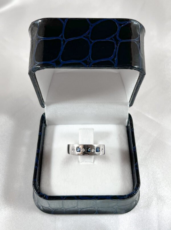 Anillo de oro blanco con 3 zafiros y 4 diamantes 2