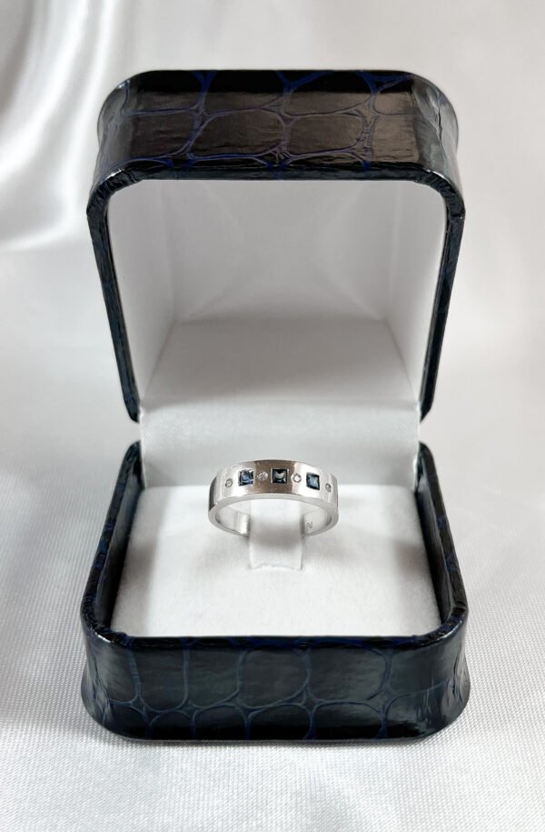Anillo de oro blanco con 3 zafiros y 4 diamantes 3