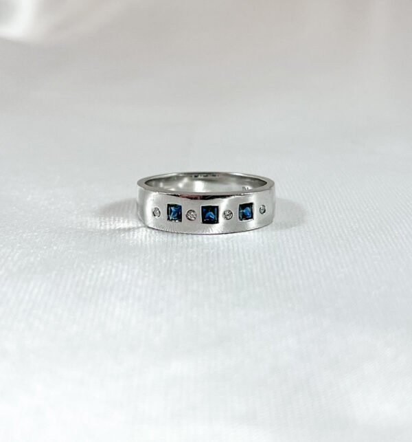 Anillo de oro blanco con 3 zafiros y 4 diamantes 4