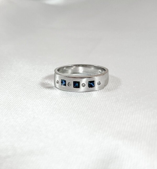 Anillo de oro blanco con 3 zafiros y 4 diamantes 6