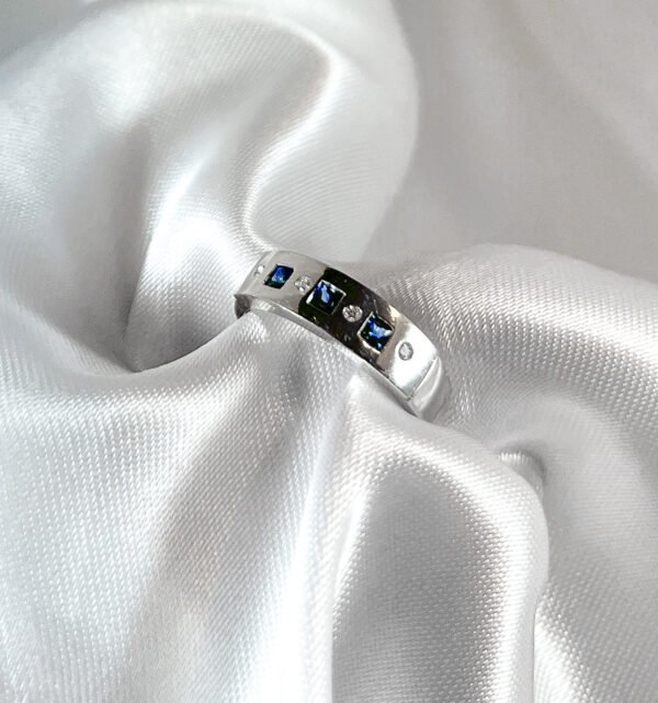 Anillo de oro blanco con 3 zafiros y 4 diamantes 7