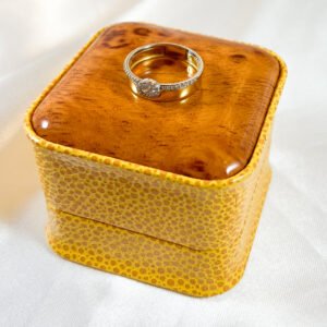 Anillo de oro amarillo con diamante central ovalado