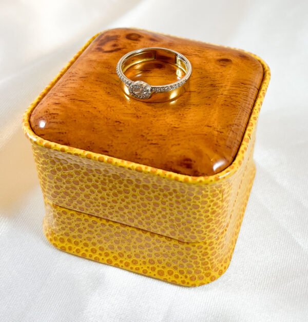 Anillo de oro amarillo con diamante central ovalado