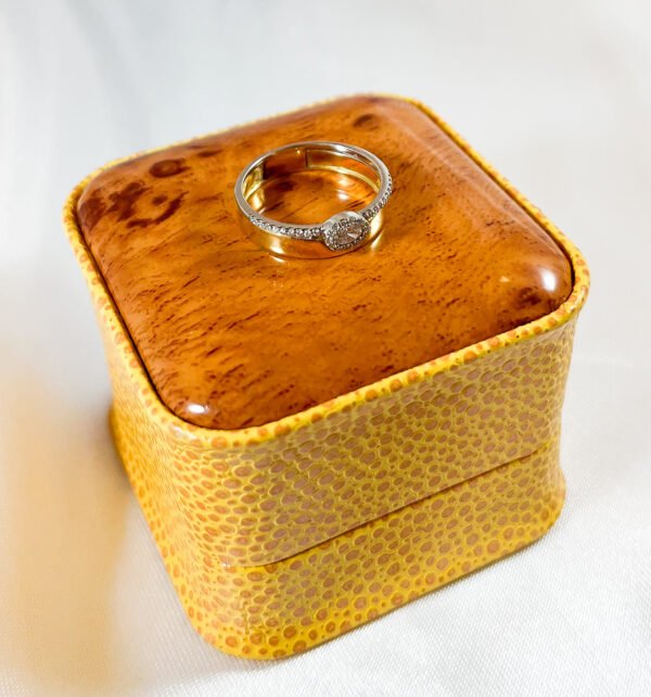 Anillo de oro amarillo con diamante central ovalado 2