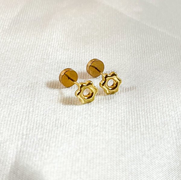 Aros de oro amarillo flor para bebé 4