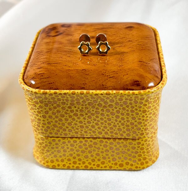 Aros de oro amarillo flor para bebé 3