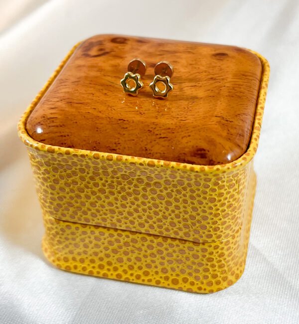 Aros de oro amarillo flor para bebé