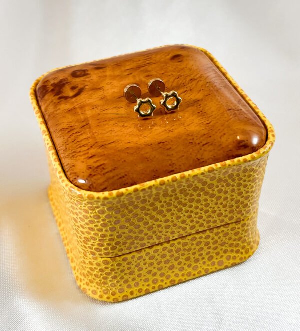 Aros de oro amarillo flor para bebé 2