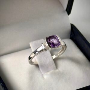 Anillo de oro blanco con piedra central de amatista