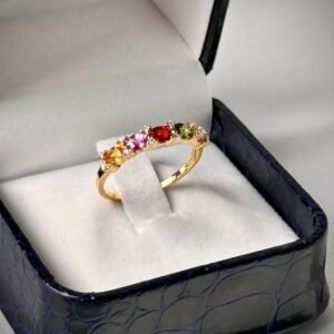 anillo de oro amarillo con 5 piedras