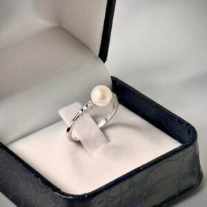 Anillo de oro blanco con 6 diamantes y perla central