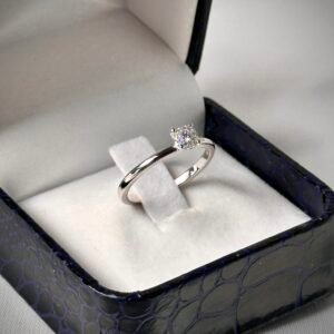 anillo de oro blanco con sutil roseta