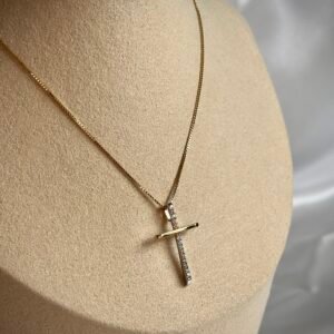 collar de oro amarillo con colgante de cruz