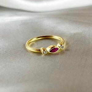Anillo de oro amarillo con 2 diamantes y 1 rubí central