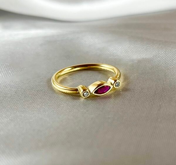 Anillo de oro amarillo con 2 diamantes y 1 rubí central