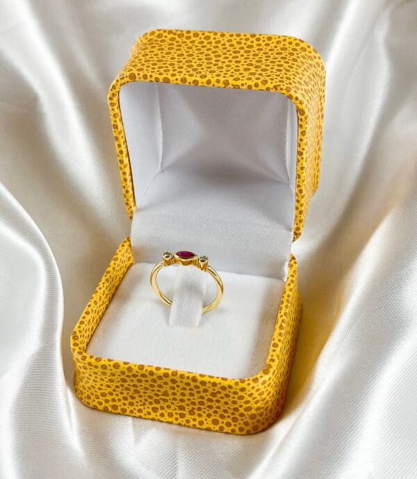 Anillo de oro amarillo con 2 diamantes y 1 rubí central 3