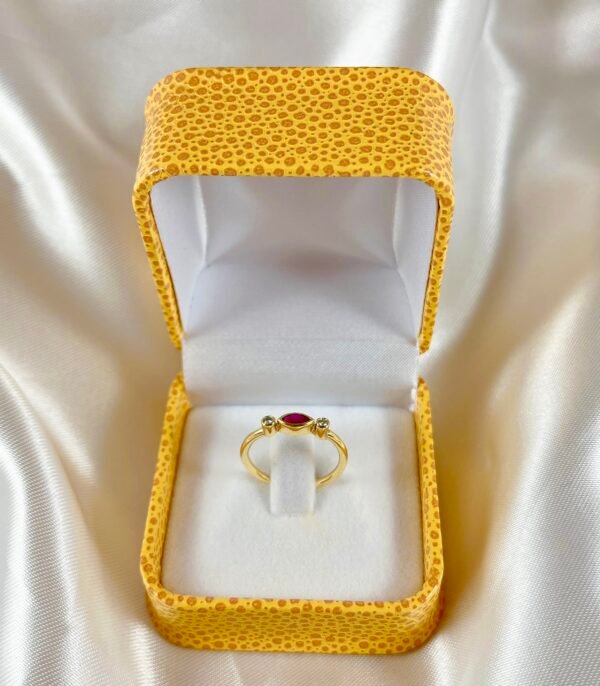 Anillo de oro amarillo con 2 diamantes y 1 rubí central 4